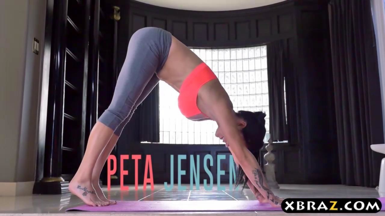Big boobs yoga instructor  Jensen bangs a client